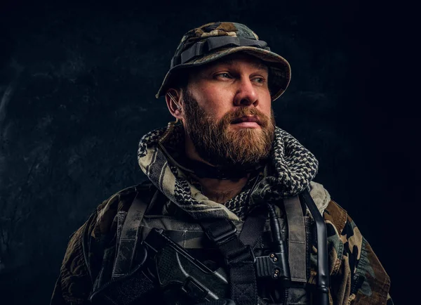 Портрет солдата спецназу у військовій камуфляжній формі, дивиться в бік . — стокове фото