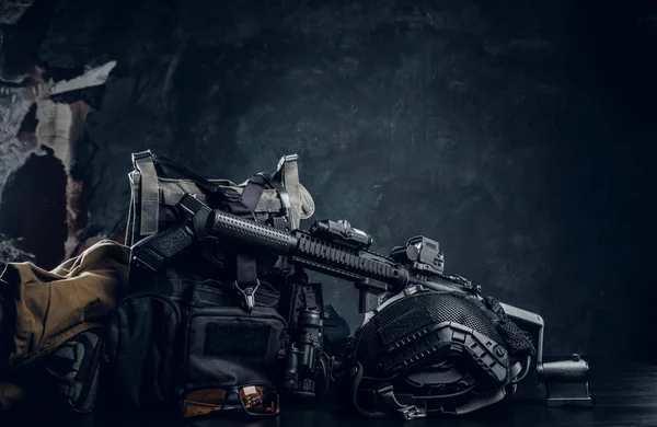 Uniforme militar y equipo. Armadura corporal, pistola, rifle de asalto, casco, gafas de visión nocturna . —  Fotos de Stock