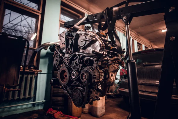 ワーク ショップの油圧起重機で中断された車のエンジン — ストック写真