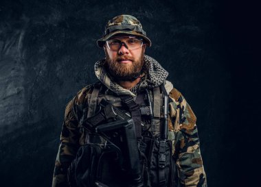 Bir kameraya bakarak bir Özel Kuvvetler asker askeri kamuflaj üniformalı portresi.
