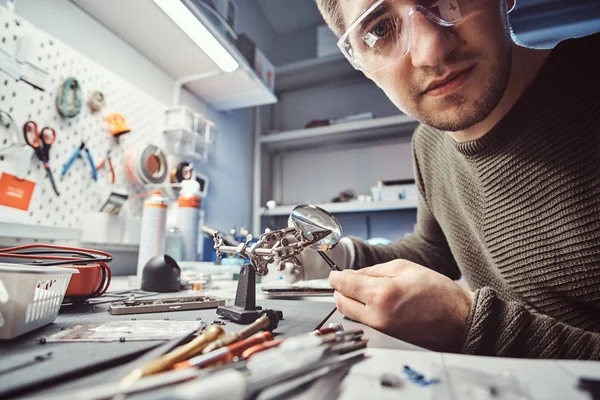 Técnico eletrônico que trabalha na oficina de reparação — Fotografia de Stock