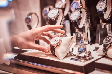 Satıcılar el close-up yeni koleksiyonundan özel mens watch gösterir