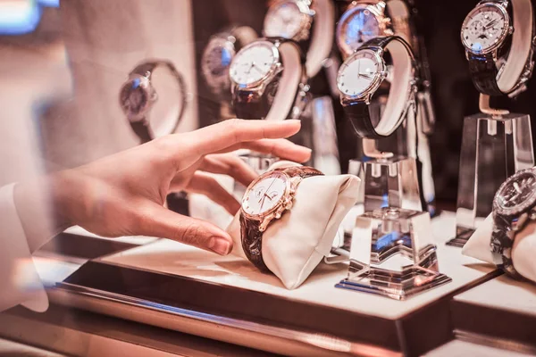 Primer plano de la mano vendedores muestra el exclusivo reloj para hombre de la nueva colección — Foto de Stock