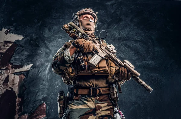 Ελίτ μονάδα ειδικών δυνάμεων στρατιώτη στο καμουφλάζ ομοιόμορφη ποζάρει με επίθεση τουφέκι. — Φωτογραφία Αρχείου