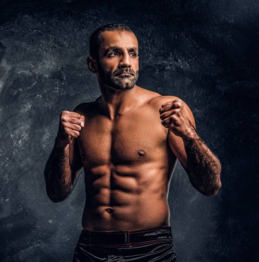 Acımasız bir profesyonel avcı bir kamera için poz çıplak gövde ile portresi.