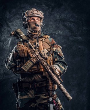 Elit birimi, Özel Kuvvetler asker kamuflaj saldırı tüfeği ile poz üniforma içinde.