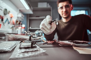 Elektronik teknoloji ustası kırık tablet parçasının onarımları tutar.