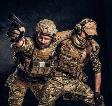 Savaş çatışma, özel görev. Askeri savaş dışına taşıma takım arkadaşı asker. Karanlık bir duvara Studio fotoğraf