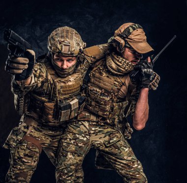 Savaş çatışma, özel görev. Askeri savaş dışına taşıma takım arkadaşı asker. Karanlık bir duvara Studio fotoğraf