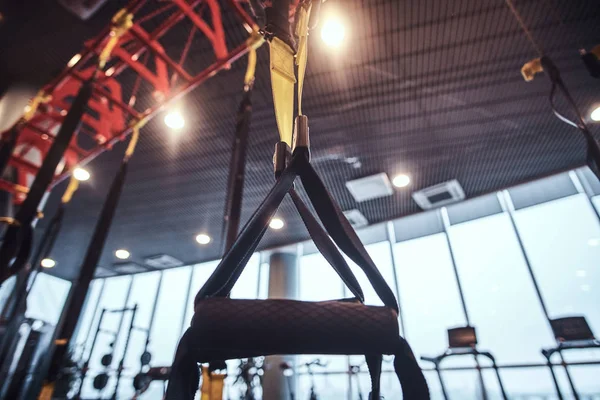 Inredning och utrustning i det moderna gymmet, närbild suspension remmar. — Stockfoto