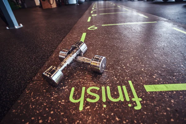 Halters liggend op de vloer in het fitnesscenter. — Stockfoto