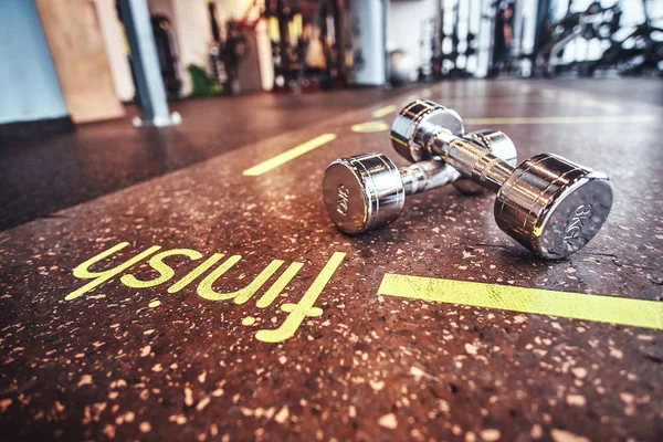 Halters liggend op de vloer in het fitnesscenter. — Stockfoto