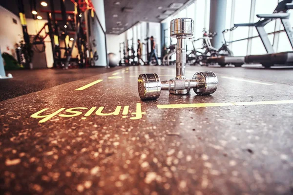 Dumbbells lögnaktig på golvet i gymmet. — Stockfoto