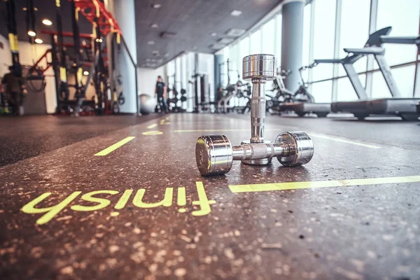 Činky na podlaze ve fitness centru. — Stock fotografie