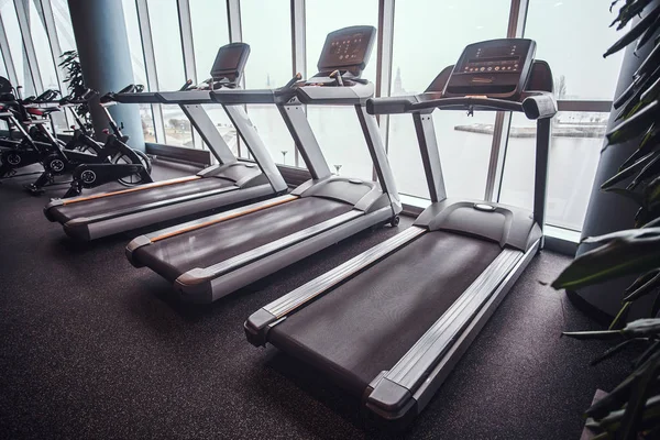 Hometrainers en loopbanden in het fitnesscenter. — Stockfoto