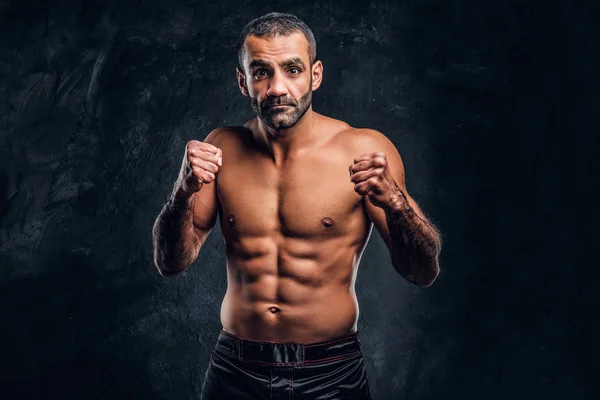 Porträtt av brutala professionell fighter med naken överkropp poserar för en kamera. — Stockfoto