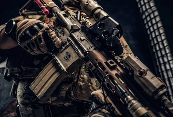 Soldado de las fuerzas especiales en uniforme de camuflaje sosteniendo rifle HK 416 . — Foto de Stock