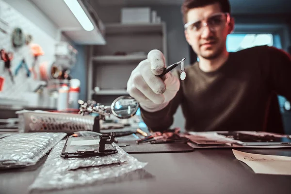 Maestro de la tecnología electrónica tiene un chip de tableta rota en el taller de reparación — Foto de Stock