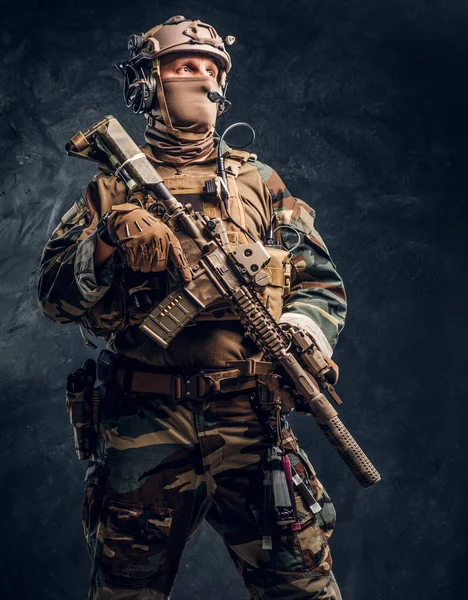 Eliteeinheit, Soldat der Spezialeinheiten in Tarnuniform posiert mit Sturmgewehr. — Stockfoto