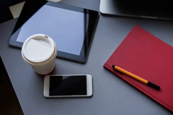 Frambuesas, moras y café, almuerzo saludable en la oficina. Ordenador portátil, tableta, teléfono inteligente y portátil en una mesa — Foto de Stock