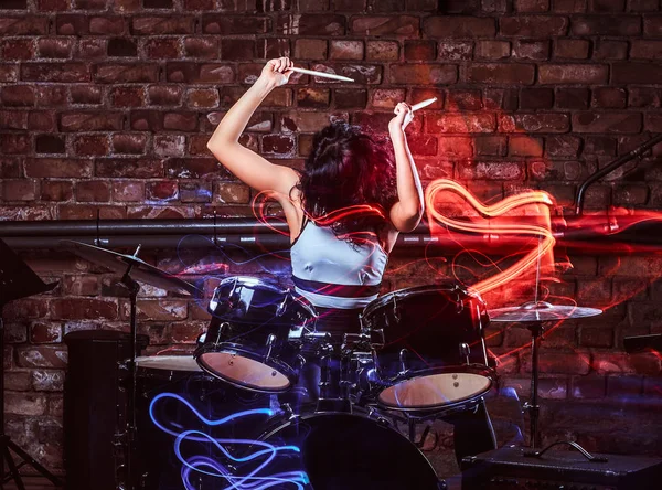 Jong meisje muzikant spelen op trommels en bekkens. Live muziek in een night club — Stockfoto