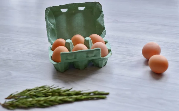 A set of chicken eggs in a paper crate on a table. Rustic food — Stock Photo, Image