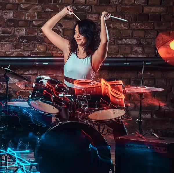 Jovencita músico tocando la batería y los platillos. Música en vivo en un club nocturno — Foto de Stock