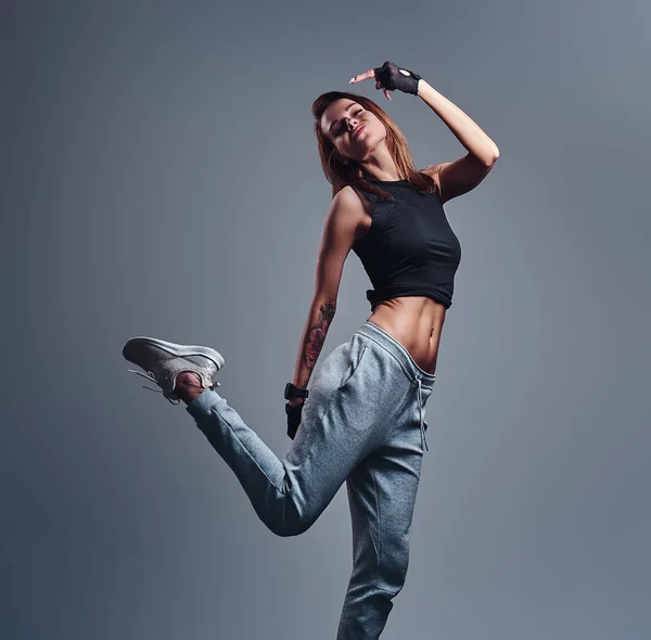 Celovečerní portrét tenký fitness dívka, která nosí sportovní oblečení pózuje ve studiu. — Stock fotografie