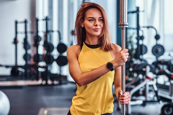 Bir halter modern spor salonu ile poz fitness kız — Stok fotoğraf