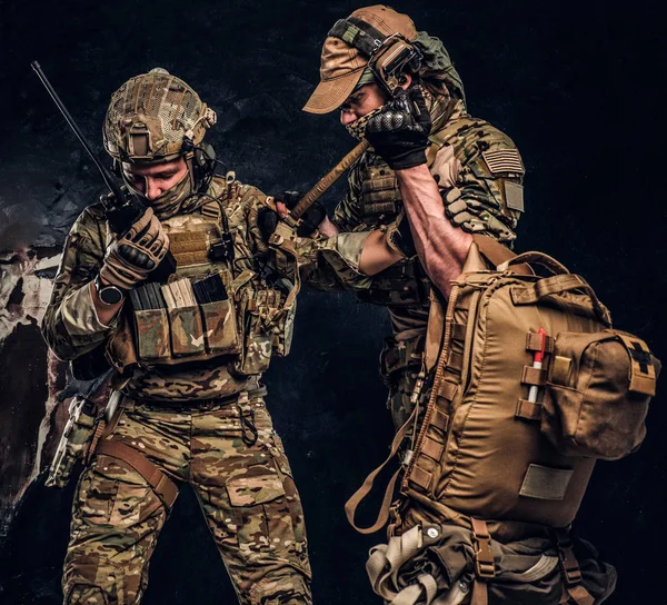 Conflicto de combate, misión especial, retirada. Médico militar rescata a su compañero herido llevándolo fuera del campo de batalla . —  Fotos de Stock