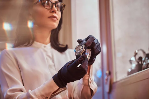 Vendedor muestra un exclusivo reloj de pulsera para hombre de la nueva colección en la joyería de lujo —  Fotos de Stock