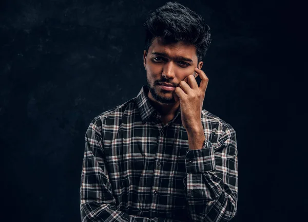 Close-up portret van een moe Indiase man dragen een plaid shirt. — Stockfoto