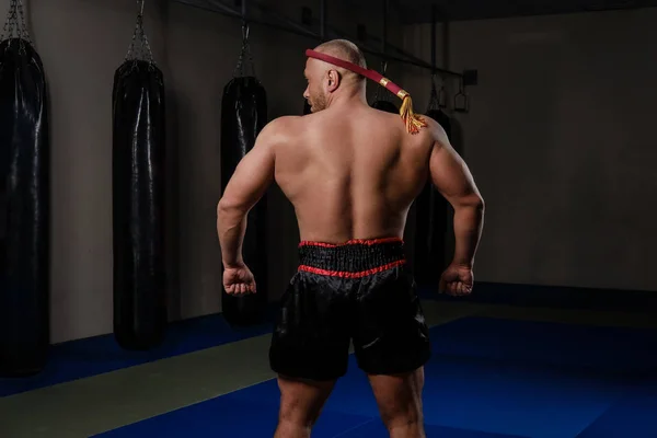 Vista Posterior Luchador Muay Thai Con Cuerpo Muscular Uniforme Tradicional —  Fotos de Stock