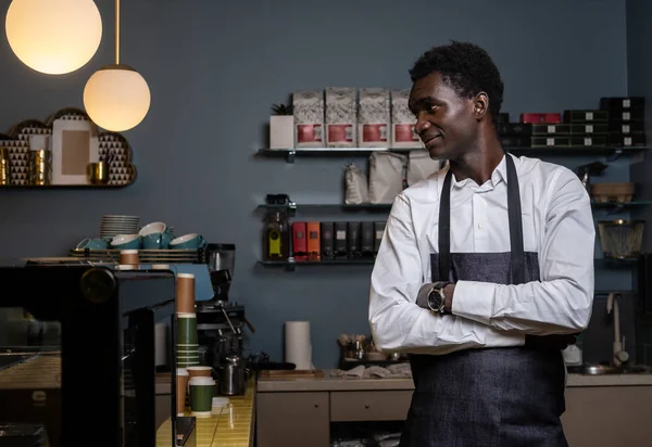 Barista ayakta kolları geçti ve yana doğru bir kafede arıyorsunuz