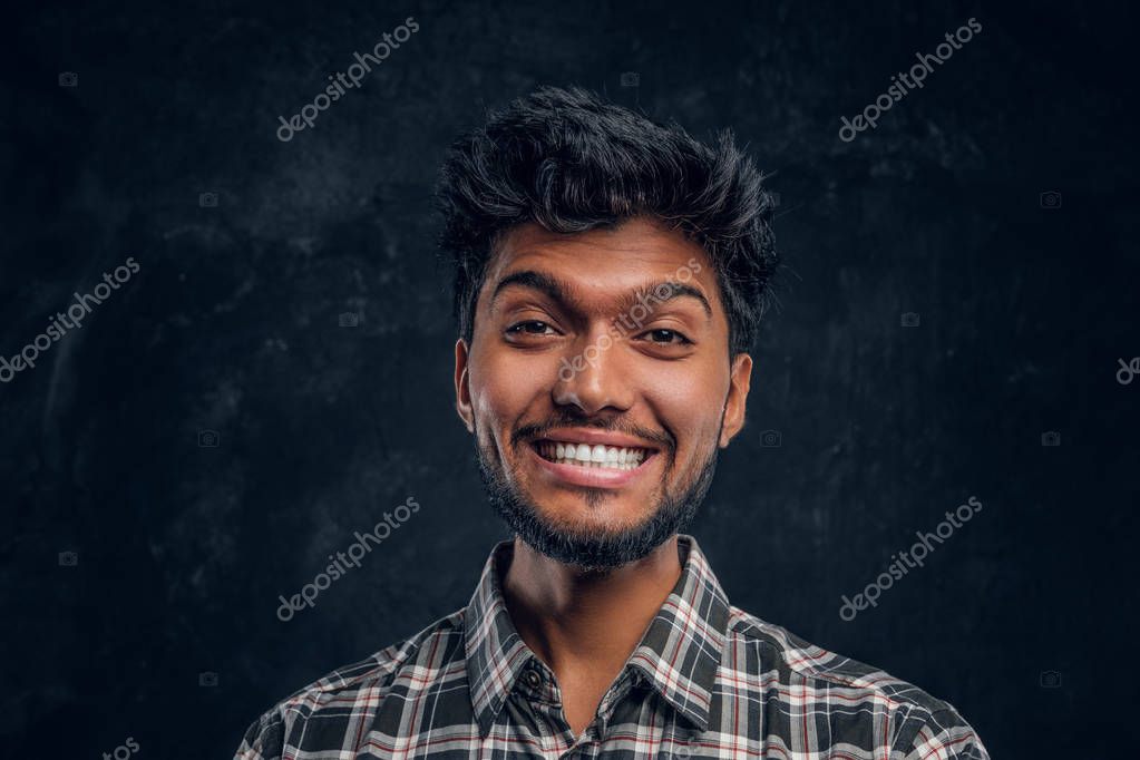 Primo piano ritratto di un bell'indiano che indossa una camicia a