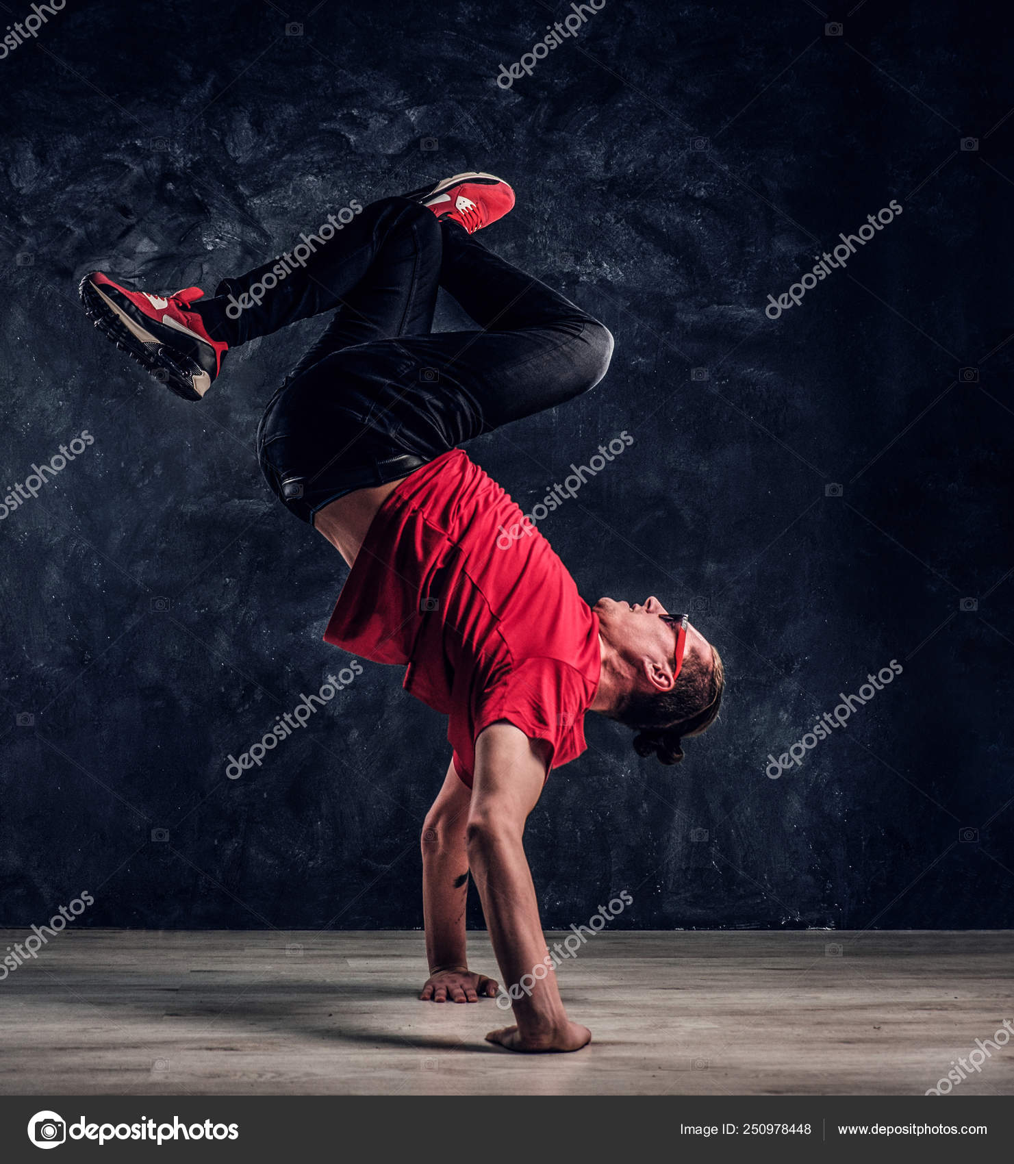 kaldenavn er der Fjern Hip-hop stil danser udfører breakdance akrobatiske elementer . — Stock-foto  © fxquadro #250978448
