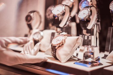Satıcılar el eldiven close-up yeni koleksiyonundan özel mens watch gösterir
