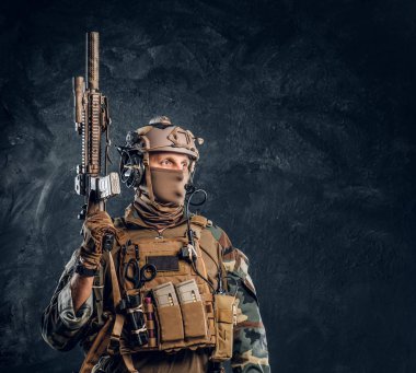 Elit birimi, Özel Kuvvetler asker kamuflaj saldırı tüfeği ile poz üniforma içinde.