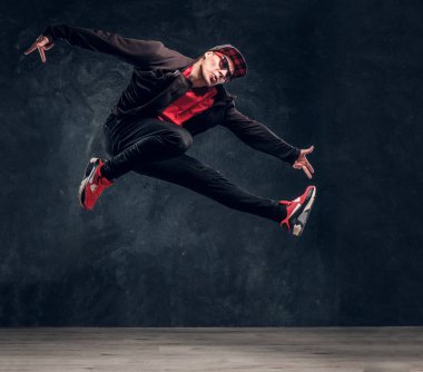 Duygusal şık giyimli adam break dans atlama gerçekleştirme.