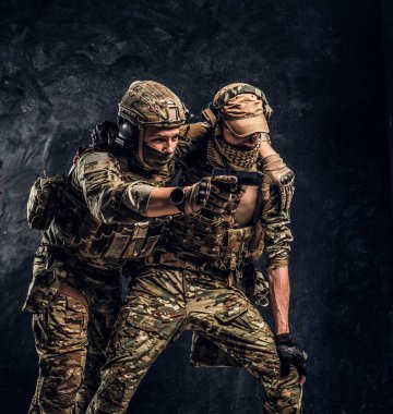 Savaş çatışma, özel görev. Askeri savaş dışına taşıma takım arkadaşı asker. Karanlık bir duvara Studio fotoğraf