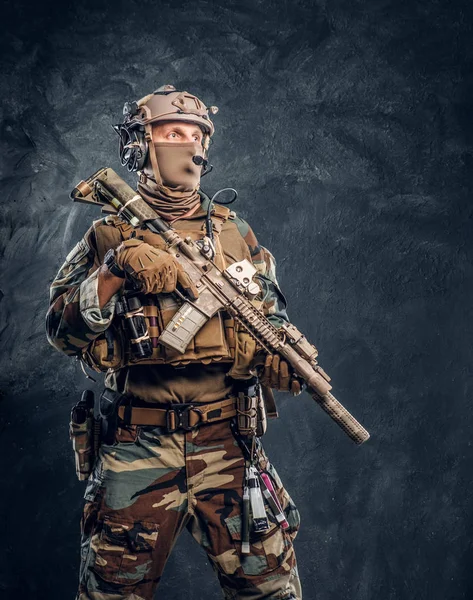 Unità d'élite, soldato delle forze speciali in uniforme mimetica in posa con fucile d'assalto . — Foto Stock