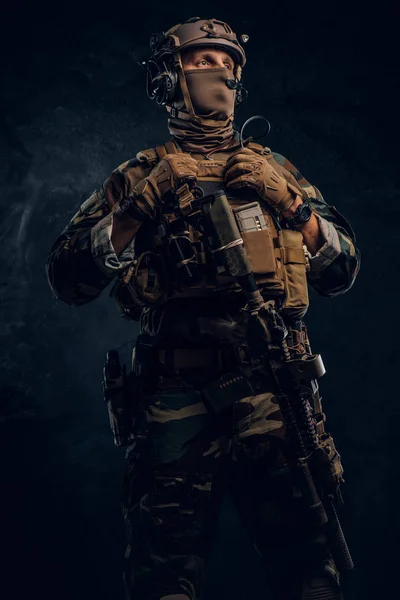Elite eenheid, speciale troepen soldaat in camouflage uniforme poseren met assault rifle. — Stockfoto