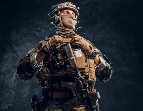 Unidad de élite, soldado de las fuerzas especiales en uniforme de camuflaje posando con rifle de asalto . — Foto de Stock