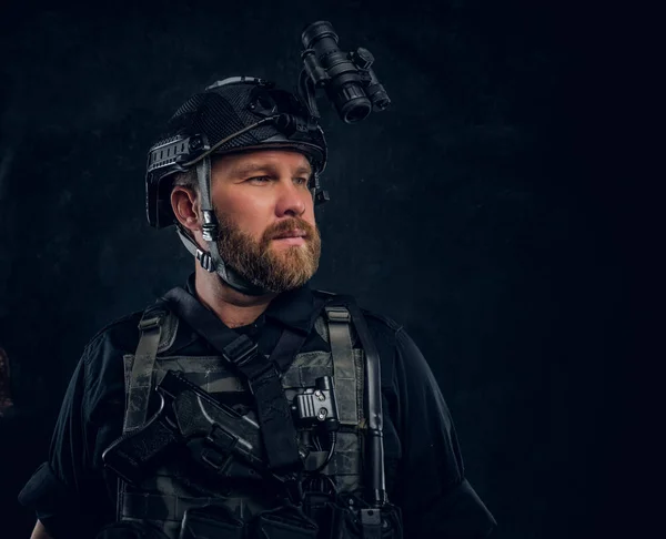 Retrato de um soldado das forças especiais usando colete e capacete com visão noturna . — Fotografia de Stock