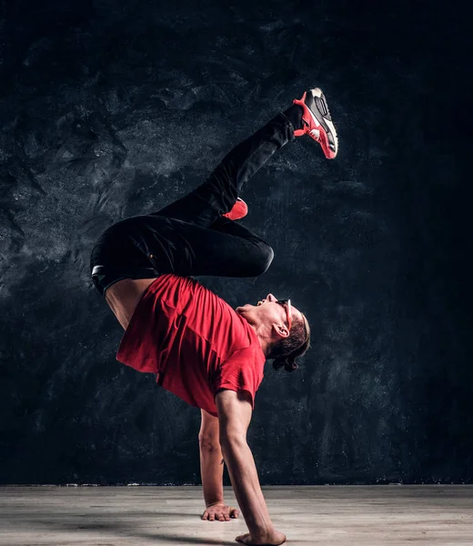 Elegante chico realiza breakdance acrobático elementos . —  Fotos de Stock