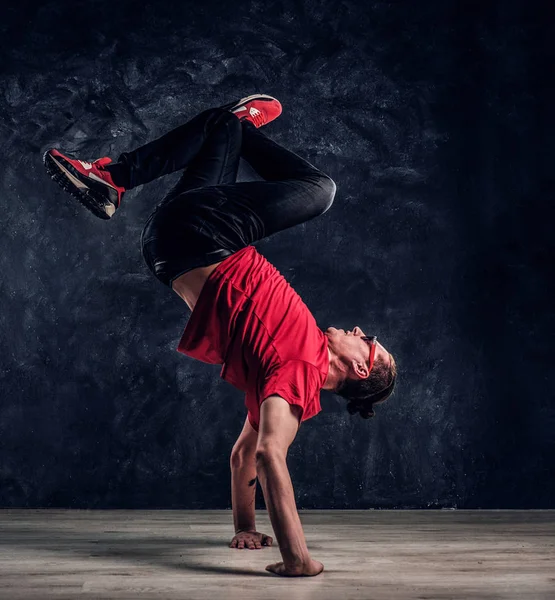 Hip-hop stijl danser voert breakdance acrobatische elementen. — Stockfoto