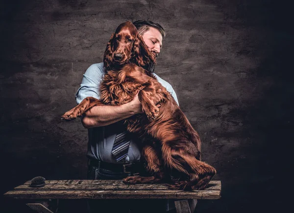 Barbudo de mediana edad sosteniendo su Setter Inglés . —  Fotos de Stock