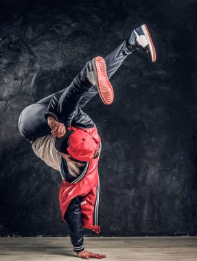 Hip-hop tarzı dansçı breakdance akrobatik öğeleri gerçekleştirir.