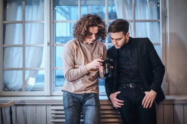 Onun müşteri stüdyo ile elde edilen fotoğraflar tarama başlangıç seviyesindeki fotoğraf severler