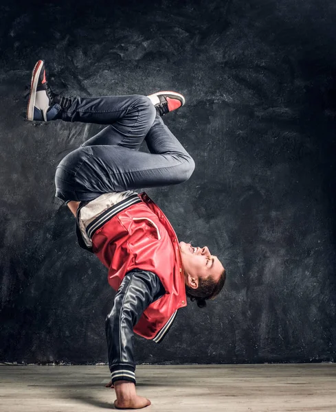 Elegante chico realiza breakdance acrobático elementos . —  Fotos de Stock